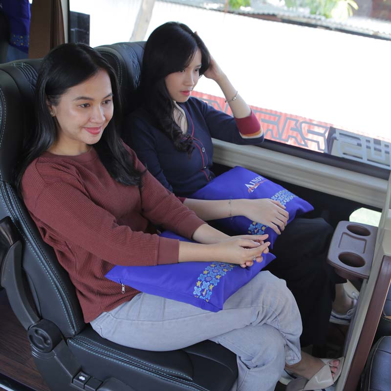 pov-duduk-sandaran-dengan-bantal-di-tangan